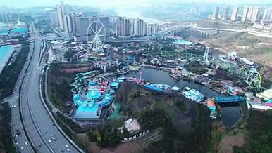 4k航拍重庆欢乐谷游乐场视频的预览图